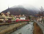 RhB_Chur-Arosa__Blick von einer Plessur-Brücke. Lang-Zug an der Haltestelle 'Altstadt'.__23-02-2024