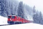 RhB Regionalzug 641 von Chur nach Arosa am 01.03.1998 kurz vor Litzirti mit E-Lok Ge 4/4II 633 - D 4231 - B 2378 - B 2424 - AB 1567 - A 1235 - B 2334. Hinweis: Schneefall, und der sulzige Tiefschnee war im Gelnde sehr hinderlich!