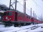 Doppeltraktion 2 x Ge 4/4 II mit Arosaexpress nach Arosa in Chur.(14.02.2005)