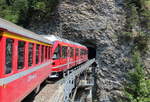 Und dann geht es als Gebirgsbahn über Brücken und Tunnels.