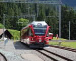 ABe 8/12 3515  Alois Carigiet  fährt als R 1448 (Arosa - Chur) in die Station Langwies ein.