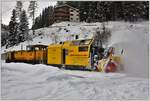 Gmf 4/4 242 und Xrot mt 95401 in Arosa. (05.12.2017)