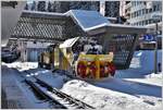 Gmf 4/4 242 und Xrot mt 95401 in Arosa. (05.12.2017)