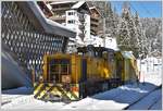 Gmf 4/4 242 und Xrot mt 95401 in Arosa.