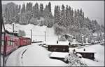 In höheren Lagen ist viel Schnee gefallen in den letzten zwei Tagen und vor Langwies bahnt sich der R1429 mit ABe 8/12 3501 seinen Weg durch eine bereits hochwinterliche Landschaft.