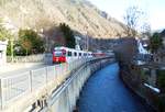 Obwohl fast grad erst dem Glacier Express entstiegen, ging es nach einchecken im Hotel, kurzem Duschen im Galopp zum Haltepunkt Chur Altstadt, den ich leider im letzten Jahr zu spät entdeckte. Hier zahlte sich das vorbereitenden Kartenstudium aus,zielsicher den gedachten Platz angesteuert, schon schaltete die Straßenampel auf rot und der Allegra 3512 rollt mit seiner Fuhre gemächlich an den Bahnsteig(oder besser Bordstein?)am Plessurquai entlang.
Nach diesem Foto waren 20 Minuten Ruhe angesagt, Zeit sich mal zwischen den Villen um zusehen und dann ging es in Gegenrichtung ab nach Arosa.  