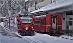 ABe 8/12 3501 umfährt seine Zusatzwagen im Endbahnhof Arosa.