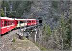 R1433 nach Arosa mit ABe 8/12 3506 in der Bärenfalle unterhalb Lüen-Castiel.