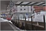 ABe 8/12 3515 beim Verschieben von Güter- und Personenwagen in Arosa.