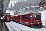 ABe 8/12 3515 beim Verschieben von Güter- und Personenwagen in Arosa.