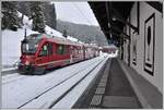 ABe 8/12 3515 beim Verschieben von Güter- und Personenwagen in Arosa.