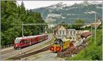 R1433 nach Arosa mit ABe 8/12 3504 beim Depot Sand in Chur, wo Schleuder X rot mt 95401 und Spurpflug Xk9141 auf den nächsten Schnee warten.