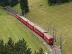 Ein Regio Zug nach Chur fhrt unter dem Stadtzentrum von Arosa.