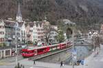 Mit dem Steuerwagen an der Spitze fährt ein Zug der Arosabahn entlang der Plessur am 01.04.2022 in Richtung Bahnhof Chur. Die letzten Kilometer in Chur legt die Bahn im öffentlichen Straßenraum zurück, frühere Pläne für einen Tunnelbau wurden ad acta gelegt. Sonst wären Aufnahmen wie diese, die ich aus meinem Hotelfenster machte, nicht mehr möglich.