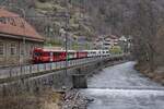 Am ehemaligen Depot Sand vorbei fährt ein Zug der Arosabahn, geschoben vom ABe 8/12 3512, am 31.03.2022 in Richtung Bahnhof Chur