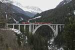 Noch einmal der Langwieser Viadukt der Arosabahn, diesmal von der bekannten Fotostelle mit Aussichtsbank unweit des Bahnhofs aus, am 31.03.2022 überquert ABe 8/12 3506 mit einem Zug nach Chur das