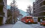 Heute wird die Arosabahn mit dem bei der Rhätischen Bahn üblichen 11 kv/16,7 Hz-Wechselstrom betrieben. Bis 1997 kam 2.400 V Gleichstrom zur Anwendung. Im März 1996 waren noch die 1957/58 beschafften ABDe 4/4 481-486 im Einsatz, wie hier der ABDe 4/4 484 auf dem Weg nach Arosa in der Engadinstraße. Inzwischen wurde der Abschnitt zwischen Bahnhof und Plessurquai zweigleisig ausgebaut.