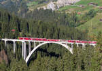 Regionalzug von Chur nach Arosa auf dem imposanten, 287 m langen Langwieser Viadukt in der Nähe der Station Langwies. Langwies, 12.10.2023