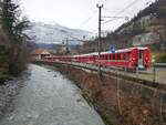 RhB_Chur-Arosa__Talfahrender Zug an der Plessur beim früheren RhB-Depot am Stadtrand von Chur.