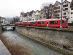 RhB_Chur-Arosa__Verlängerter Zug an der Haltestelle 'Altstadt'.__23-02-2024