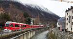 RhB_Chur-Arosa__Der von Arosa kommende, gemischt bestückte, Zug mit Bt 52 801 an der Spitze bringt eine Ladung Schnee ins Tal, als Beweis, daß  oben  gilt: Ski und Schlitteln gut ! Entsprechend gut gefüllt sind die Züge.__23-02-2024