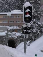 Arosa 02.02.2005  Ausfahrt gesperrt aber nicht wegen dem Schnee.