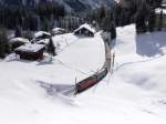 Arosa Express an dem Tunnel vor der Einfahrt im Bahnhof Arosa (1800 m/M)