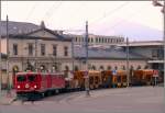 Im letzten Abendlicht verlassen Ge 4/4 I 608 und 609 den Bahnhof Chur Richtung Schanfigg.