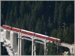 R1444 auf dem Langwieser Viadukt, dessen Hauptbogen zur Zeit saniert wird.