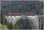 R1448 berquert den verpackten Langwieser Viadukt.