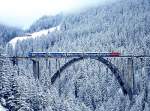 RhB Schnellzug AROSA-EXPRESS 665 von Chur nach Arosa am 01.03.1998 auf Langwieser Viadukt mit E-Lok Ge 4/4II 615 - BD 2481 - B 2317 - As 1256 - AB 1570 - ABt 1703II.