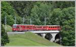 R1444 mit einem ABe 8/12 berquert das Farbtobel bei Peist auf der neuen Brcke, dahinter sind noch die Bgen der alten Brcke zu sehen.