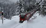 Ein Allegra als Regio nach Chur verlsst das im Januar 2012 das tief verschneite Arosa.