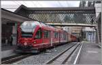 ABe 8/12 3506 mit R1441 trifft im neu gestalteten Bahnhof Arosa ein.