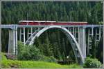 R1452 mit ABe 8/12 3515 überquert das 62m hohe und 284m lange Langwieser Viadukt.