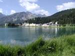 RhB,Arosabahn Nach einer Stunde Fahrzeit von Chur,in Arosa angekommen.Oberer See mit Blick auf den Bahnhof am 08.07.03