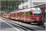 ABe 8/12 3515 hat den angekommenen Zug mit Panowagen, Zusatzwagen, Steuerwagen und Kieswagen umfahren, um die Verteilung vorzunehmen.