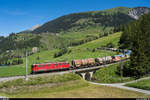 RhB Ge 6/6 II 704 mit beeindruckend langem Güterzug am 8. Juli 2020 bei Bergün.
