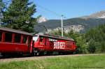 Albulaschnellzug RE 1132 mit Glacier-Express 909 gezogen von Ge 4/4 III 646  Sta. Maria Val Mstair  mit Eigenwerbung  RhBUDGET  fr den Ferienpass Graubnden. (Unterhalb der Ruine Greifenstein kurz vor Filisur am 30.08.2008)