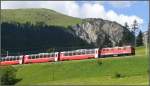 BerninaExpress 950 mit Ge 4/4 I 606  Kesch  fhrt oberhalb von Bergn/Bravuogn talwrts Richtung Chur.