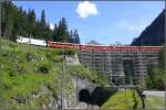 Wie der Landwasserviadukt wird auch diese Brcke beim zweiten Kehrtunnel oberhalb von Muot saniert. RE 1156 mit einer Ge 4/4 III
befindet sich auf Talfahrt und wird in Krze aus dem unteren Tunnelportal fahren. (18.06.2009)