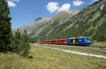 Der Regio-Express mit der Ge 4/4 III 682 an der Spitze aus Chur hat den Albulatunnel hinter sich gelassen und fhrt nun durchs Val Bever. Bald hat er sein Ziel St. Moritz erreicht. 16. August 2009.
