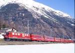RhB Schnellzug 521 von Chur nach St.Moritz am 12.03.2000 kurz nach Bever mit E-Lok Ge 6/6II 705 - D 4225 - B 2356 - B 2362 - B 2421 - A 1233 - A 1269 - B 2271 - B - AB 1563. 