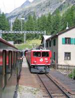 Aus dem nur eingleisig befahrbaren Albula-Tunnel kommt Ge 6/6 II RhB Nr.