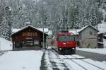 Glacier Express Jubileums-lok 651 fhrt ein bereits Winterlich Bahnhof Preda ein.