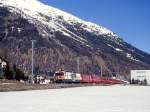 RhB SCHNELLZUG 531 von Chur nach St.Moritz am 12.03.2000 Ausfahrt Bever mit E-Lok Ge 4/4III 641 - D 4221 - B 2434 - B 2429 - B 2494 - A 1232 - A 1267 - B 2360 - AB 1568 - B 2258.
