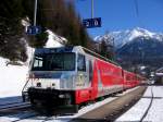 Ge 4/4 III 651 Fideris wartet in Bergn auf die Weiterfahrt nach Chur.