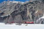 RhB Gterzug 5533 von Landquart nach St.Moritz am 02.03.1998 im Val Bever zwischen Spinas und Bever mit E-Lok Ge 6/6II 705 - Haikv 5107 - Gbkv 5561 - Gb 5012 - Rw 8203 - Rw 8218 - Haikv 5168. Hinweis: gescanntes Dia

