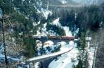 RhB Gterzug 5533 von Landquart nach St.Moritz am 03.03.1998 auf Albula-I-Viadukt zwischen Muot und Preda mit E-Lok Ge 6/6II 701 - Haikv - Gbkv 5606 - Rw - Rw - Haikv - Haikv 5135 - Kk. Hinweis: gescanntes Dia
