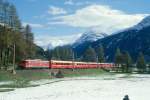 RhB Schnellzug Glacier-Express 540 von St.Moritz nach Zermatt am 06.10.1999 im Val Bever zwischen Bever und Spinas mit E-Lok Ge 6/6 II 702 - A 1281 - A 1233 - B 2297 - B 2361 - B 2341 - D 4215 - 2x FO AS - BVZ AS - WR 3822. Hinweis: gescanntes Dia
